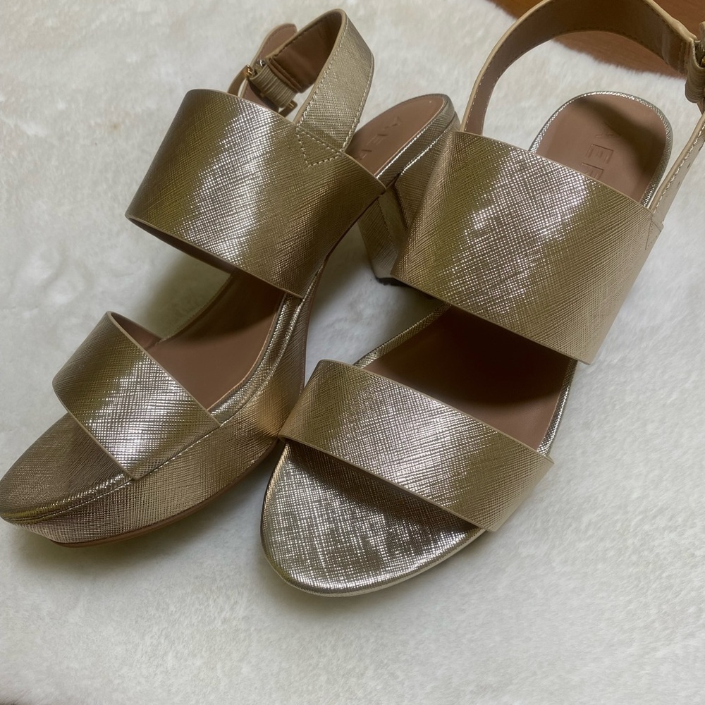 AEROSOLES Shimmering gold Sandals NEW size 10
